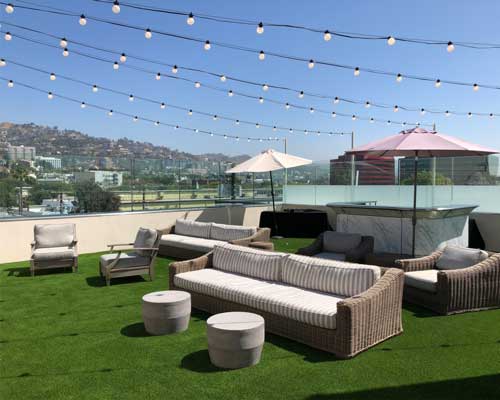 The rooftop patio at the hotel la brea.